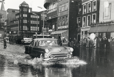 501662 Afbeelding van de wateroverlast op het Vredenburg te Utrecht, na een hoosbui.